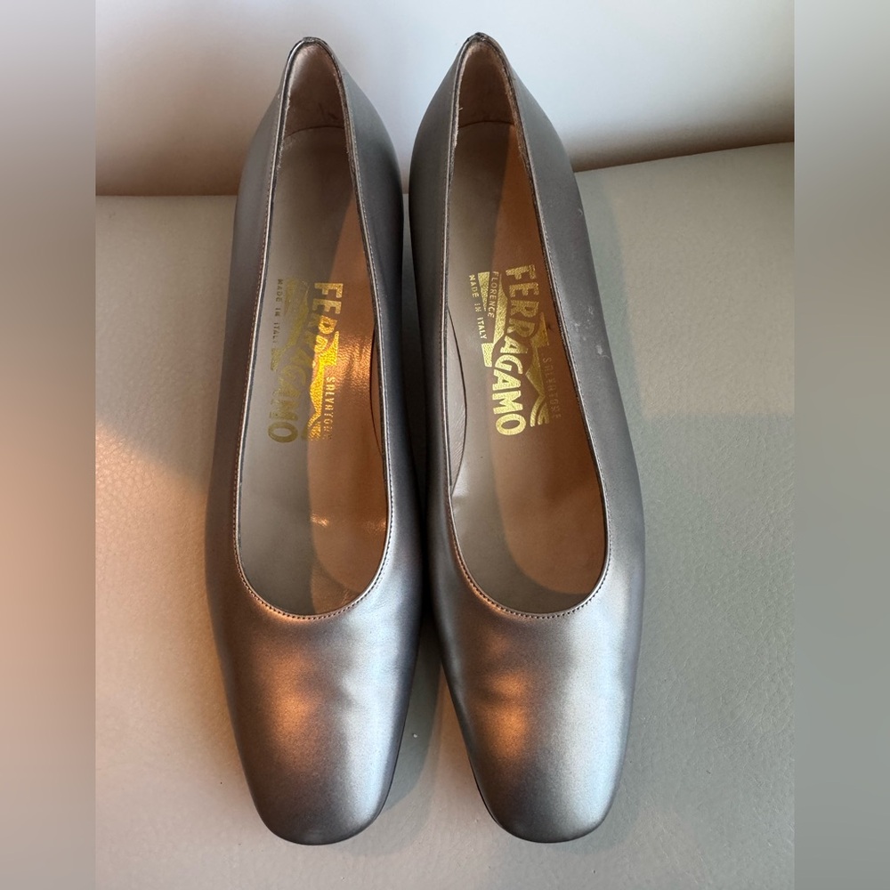 Elegant Salvatore Ferragamo Silver/Gray Mettalic Block Heel